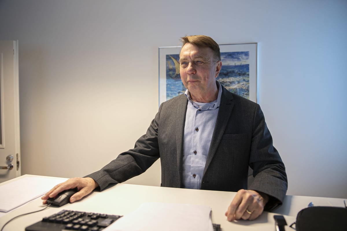 Olli Manninen työpöytänsä ääressä te-toimistossa.