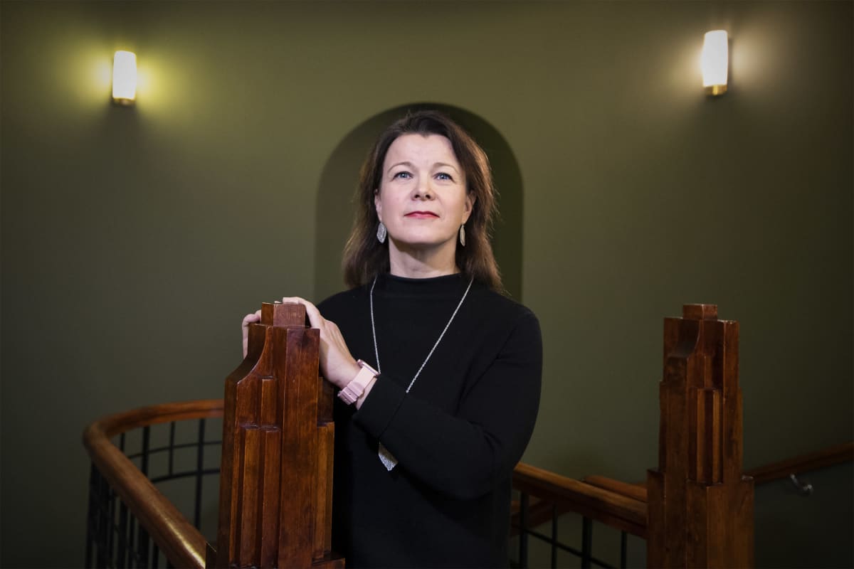 Päivi Tolvanen kaupungintalon portaikossa.
