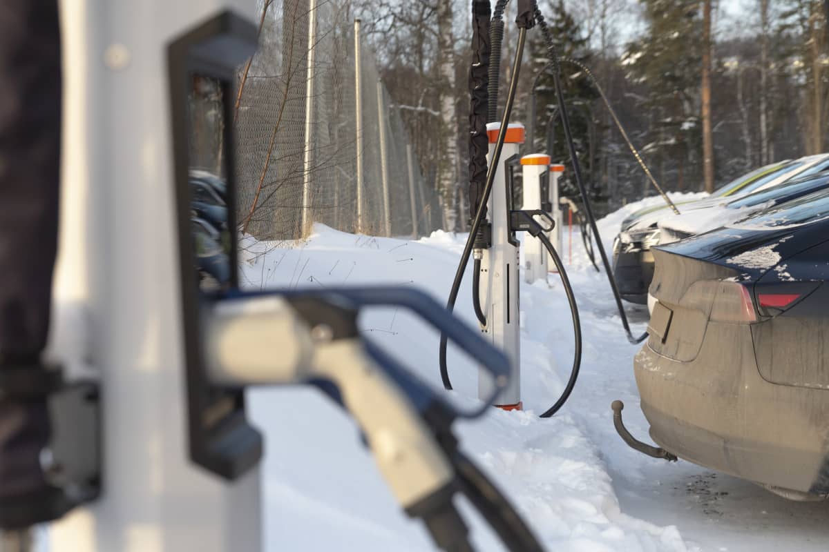 Kempowerin pikalatauslaitteita valmistava tehdas Lahdessa. Takapihalla pikalatauspisteitä.