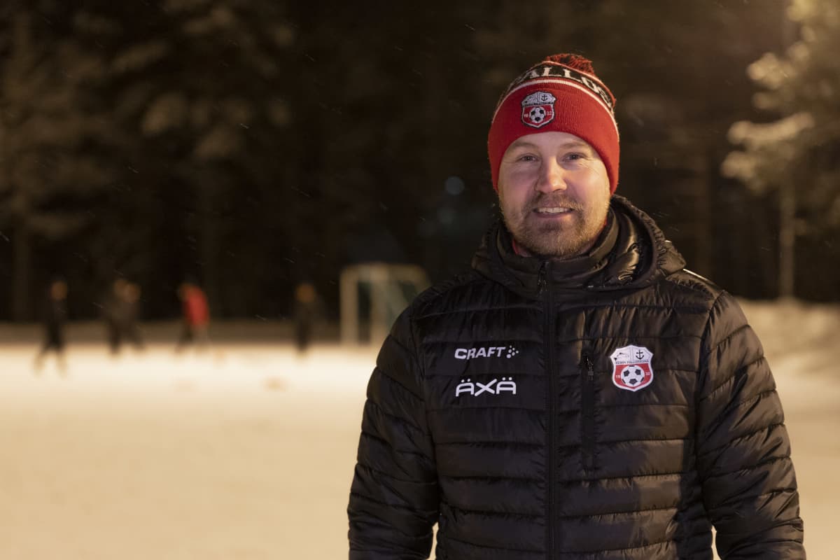 Esa Savolainen Takajärven ulkokentän reunalla