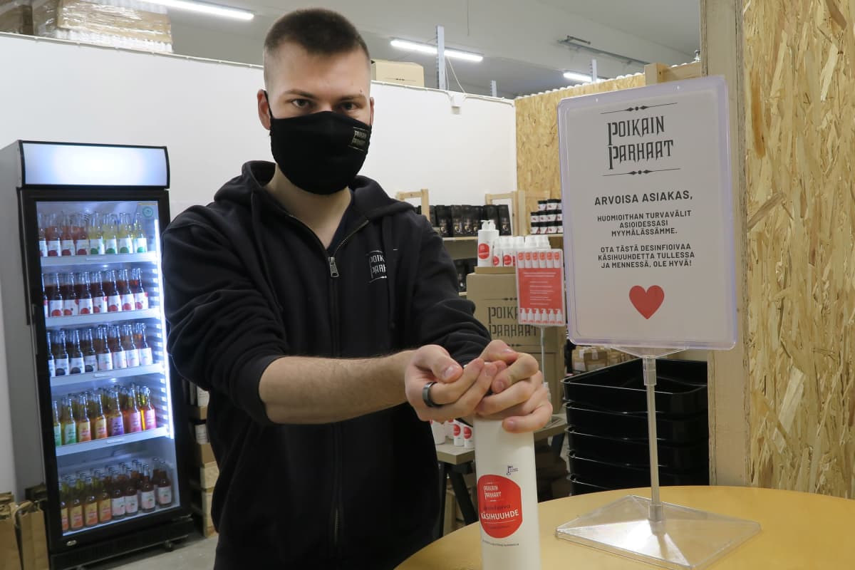 Nikolas Jokisalo ottaa käsidesiä