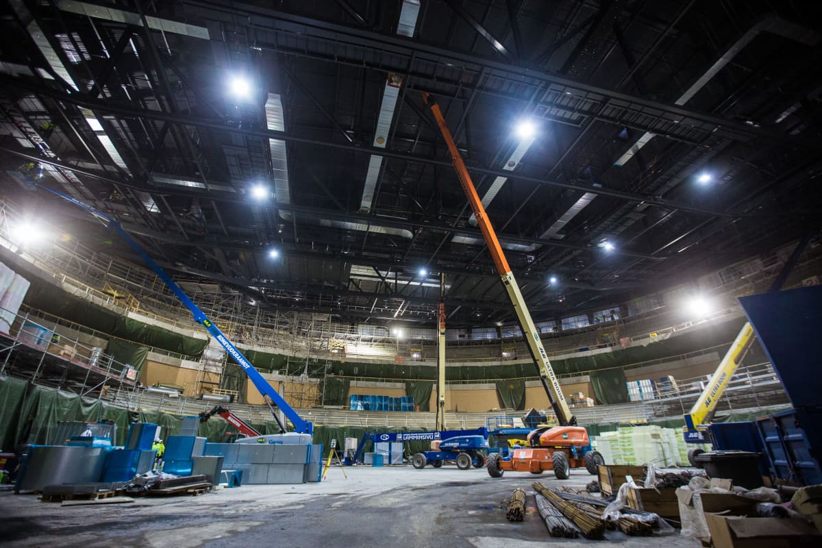 Tampereen areena tammikuussa 2021. Kuvassa kaukalon tasolta kuvattuna työmaa rautatieasemalle päin.