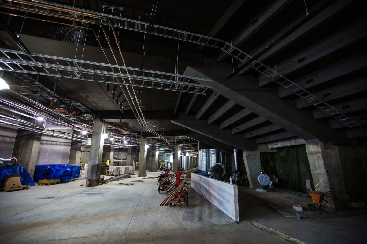 Tampereen areena tammikuussa 2021. Aulatilat ovat vielä täynnä sähkö-, ilmastointi- putkimiesten tykötarpeita.