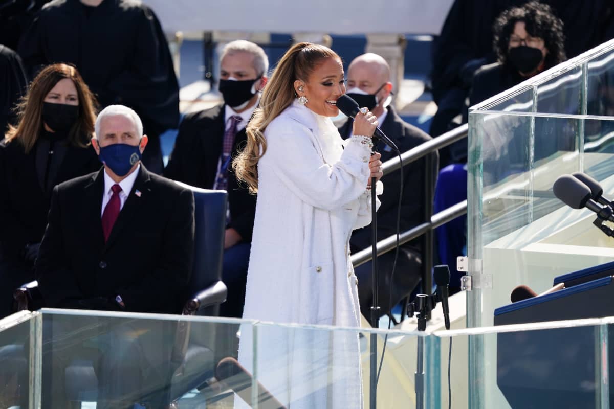 Jennifer Lopez laulamassa Bidenin virkaanastujaisissa.