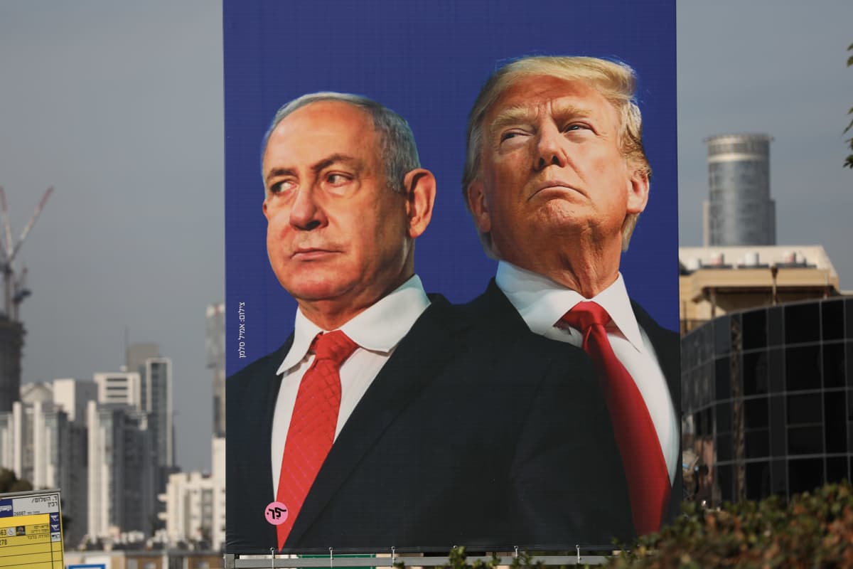 Israelin pääministeri Benjamin Netanjahu ja Yhdysvaltojen entinen presidentti Donald Trump ikuistettuna mainostauluun Tel Avivissa Israelissa.