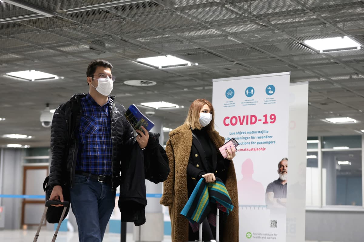 Venäläisiä matkustajia passitarkastuksessa Helsinki-Vantaan lentoasemalla.
