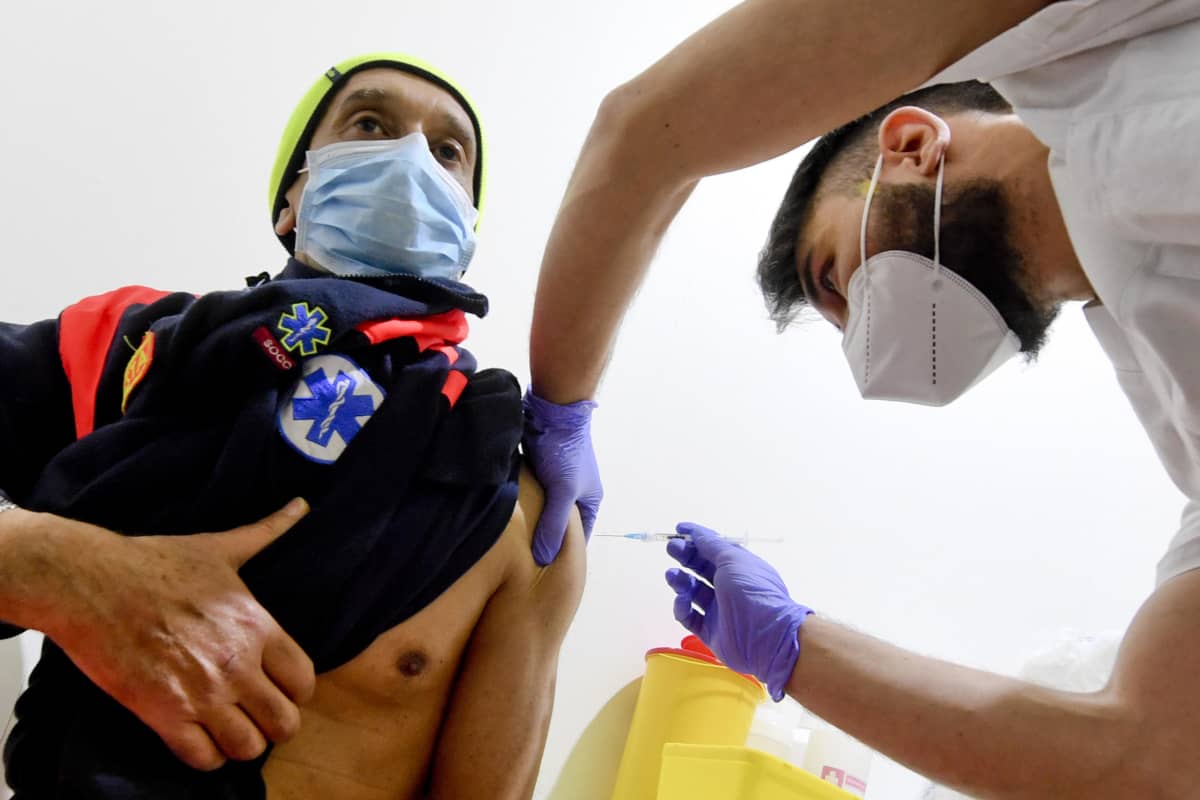 En man blir vaccinerad mot corona.