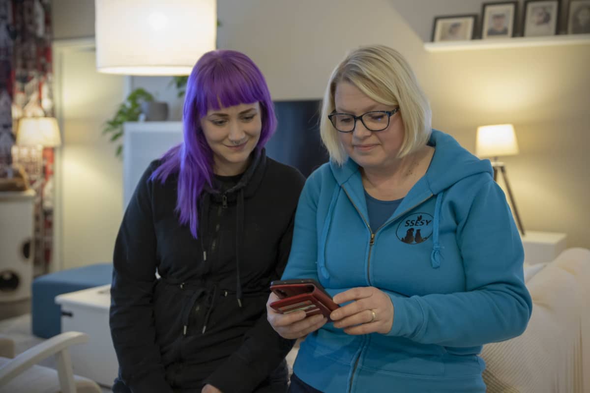 Jutta Nyman ja Kirsi Nevanpää katsovat puhelimelta kuvia