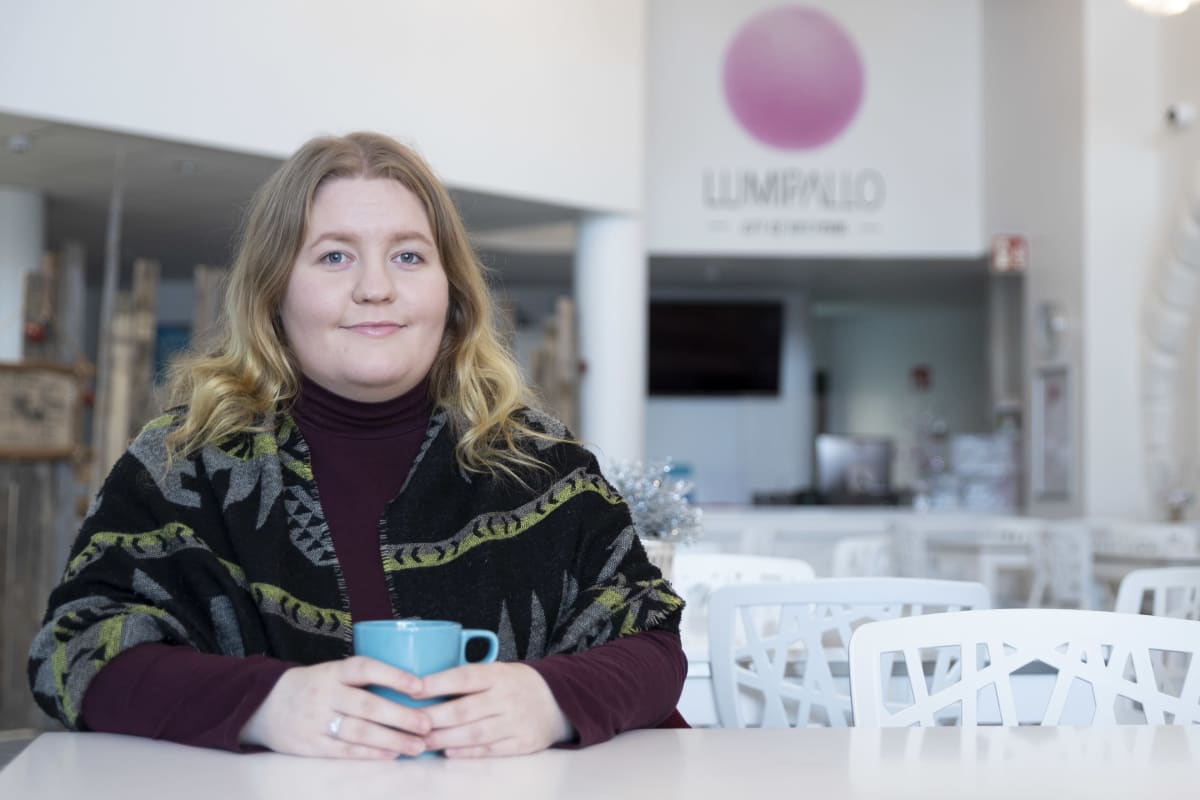 Matkailualan opiskelija Roosa Kukkonen kahvilla Kemin ympärivuotisen Lumilinnan kahviossa