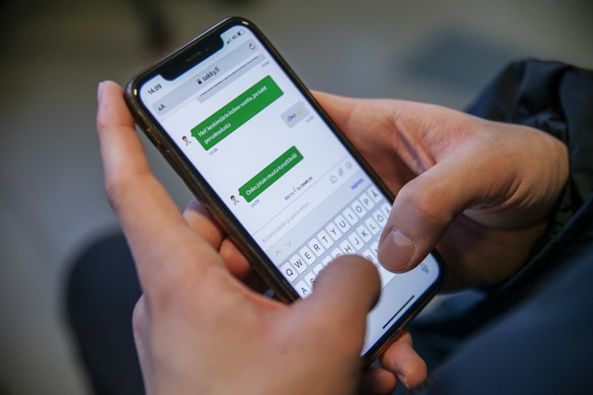 Opiskelija käyttää sakkyn chat palvelua kysymysten kysymiseen