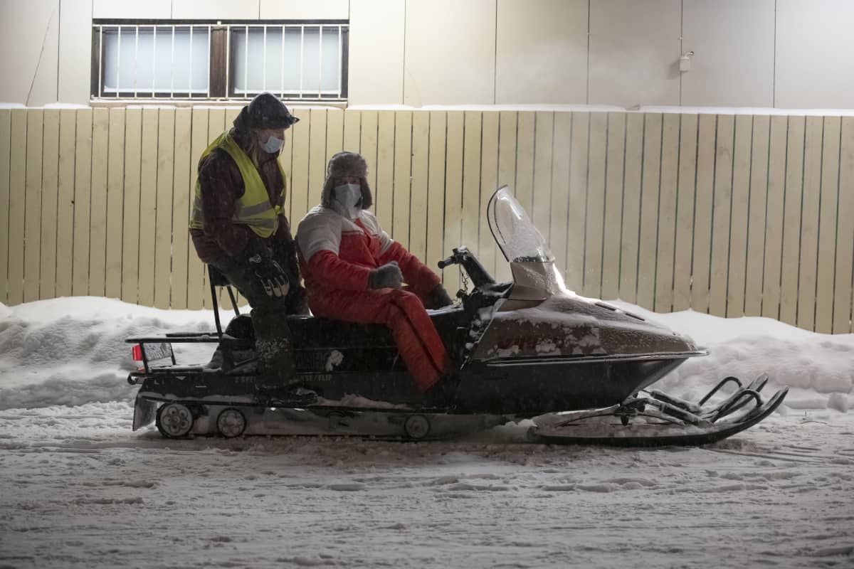 Näyttelijä Jarkko Lahti ajaa moottorikelkkaa Metsurin tarina -elokuvan kuvauksissa.