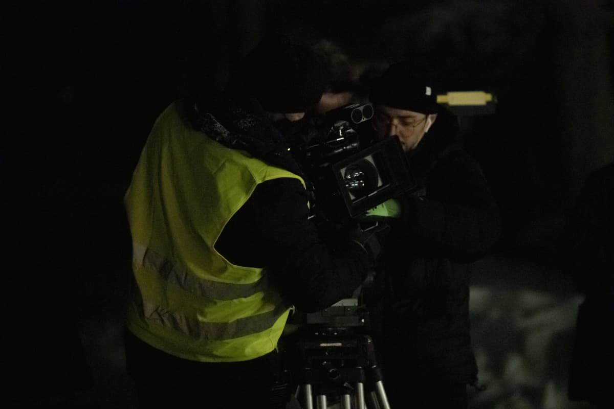 Kuvaaja Arsen Sarkisiants Metsurin tarina -elokuvan kuvauksissa.