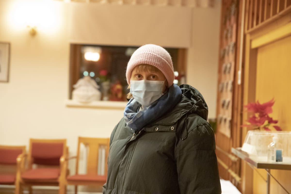 Tuottaja Emilia Haukka Puolangan kirkolla.