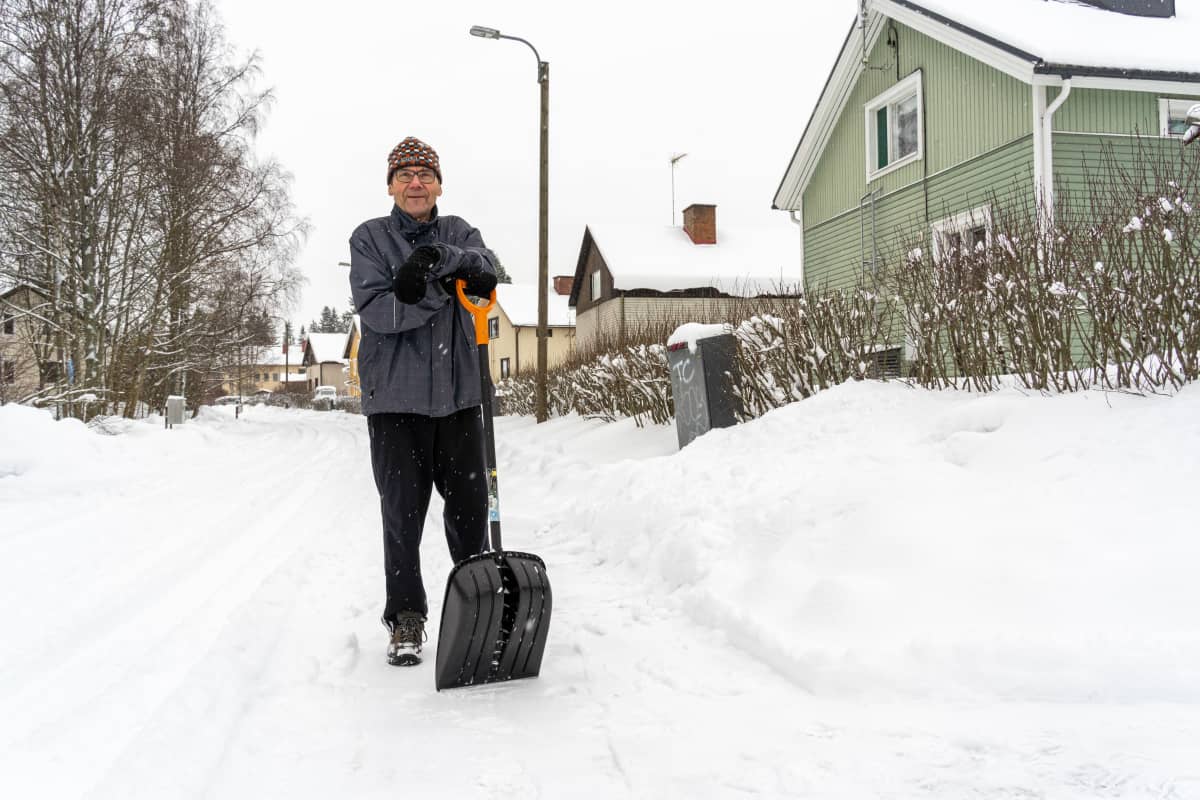 Pentti Nikula lumitöissä omakotitalollansa Tampereen Kalkussa.