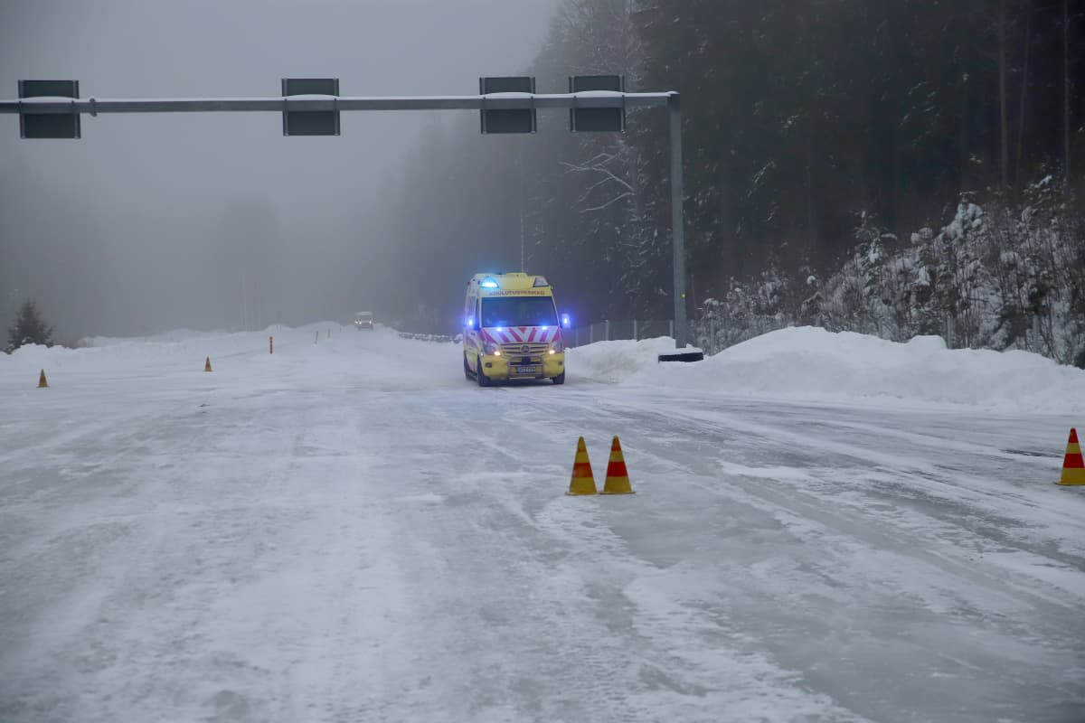 Ambulanssi lähestyy vilkut päällä ajoharjoitteluradalla.