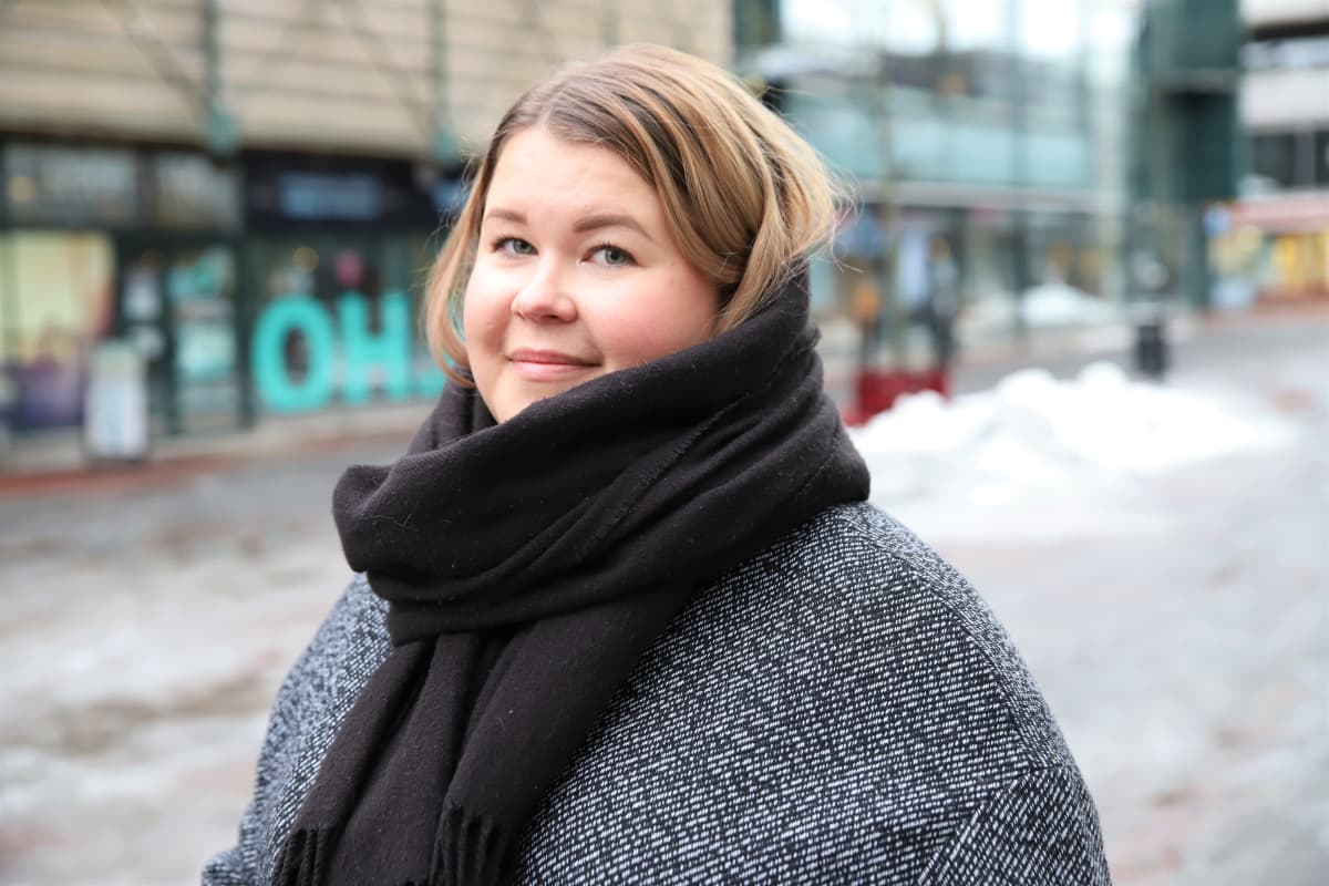 Porilainen Essi Molkkari Porin kävelykadulla.