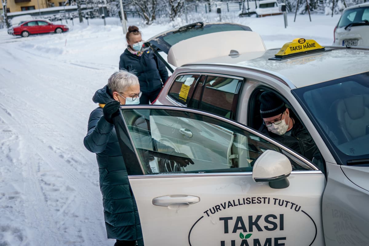 Omaishoitaja on vastassa kun hänen aviomiehensä saapuu taksilla kotiin.