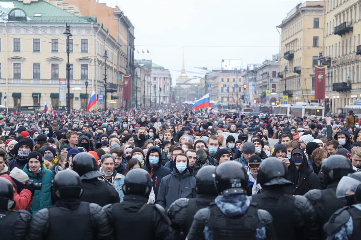 Suuri mielenosoittajajoukko, etualalla mellakkapoliiseja