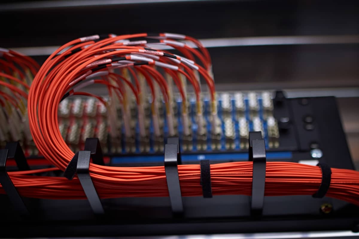 Tietokoneita ja datakaapeleita serverisalissa.