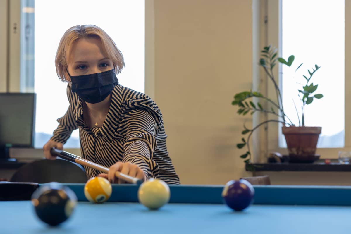 Sofia Varjolahti pelaamassa biljardia