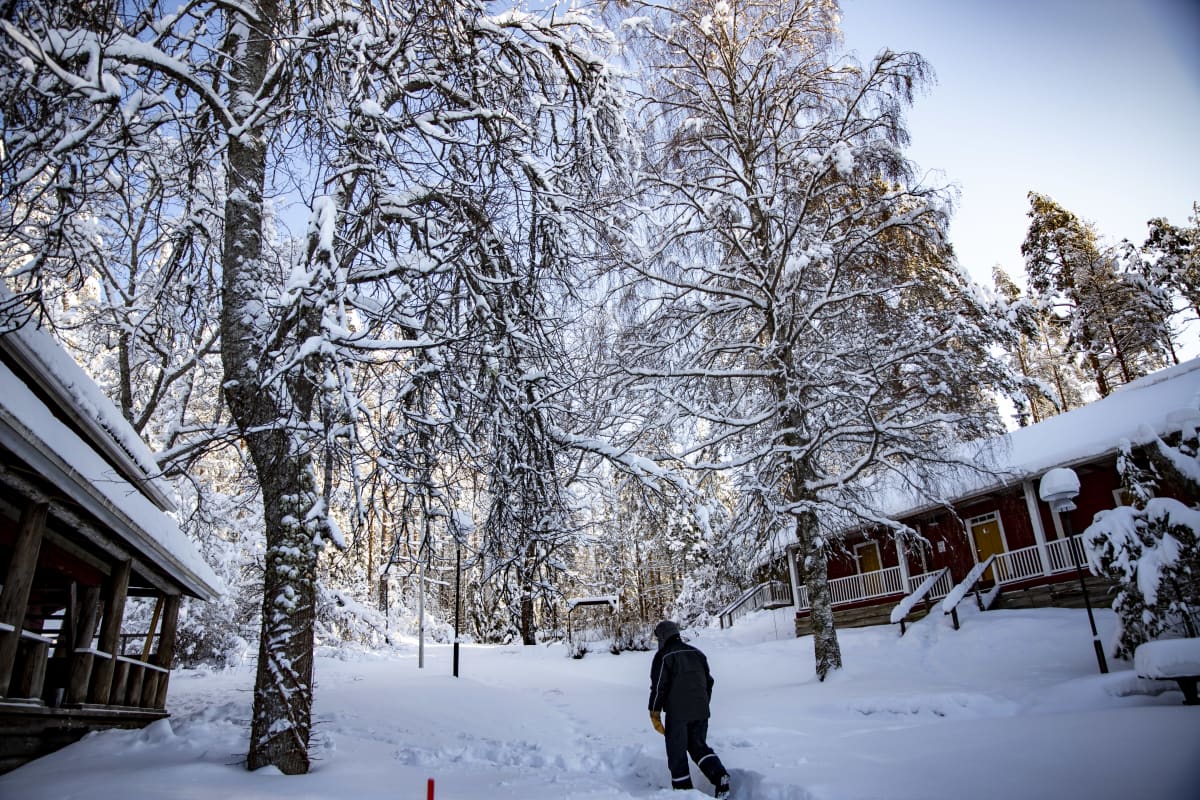 Timo Ruuska kävelemässä Valkinhovin pihalla.