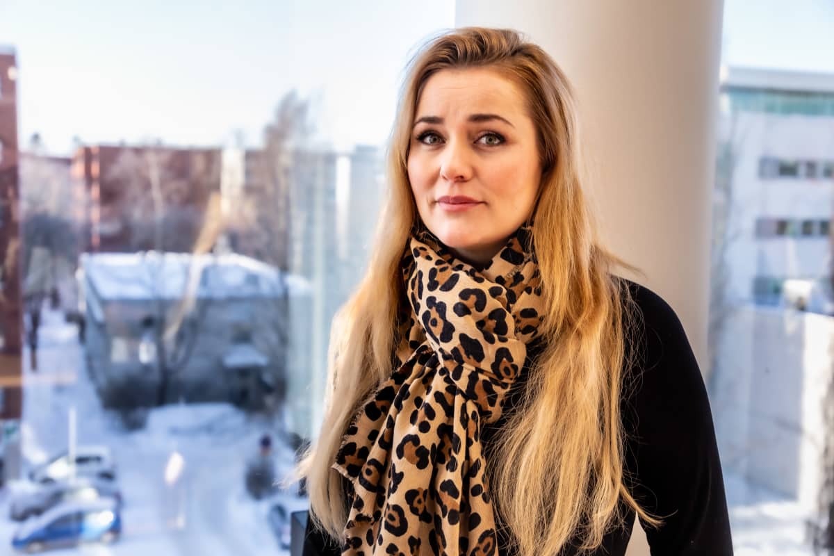 Henna Uoti ikkunan äärellä