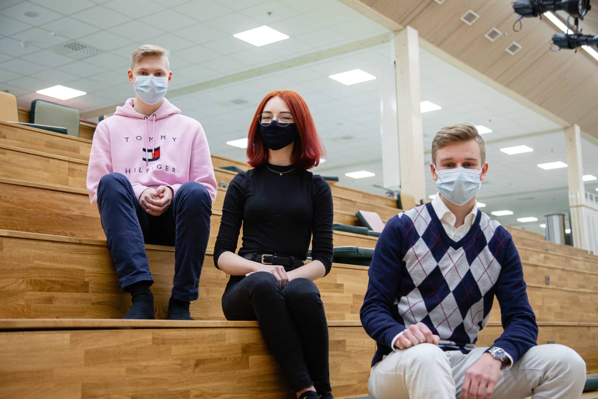 Sebastian Tiilikka, Emmi Elo ja Eemeli Solonen Imatran yhteislukion abeja 2021.