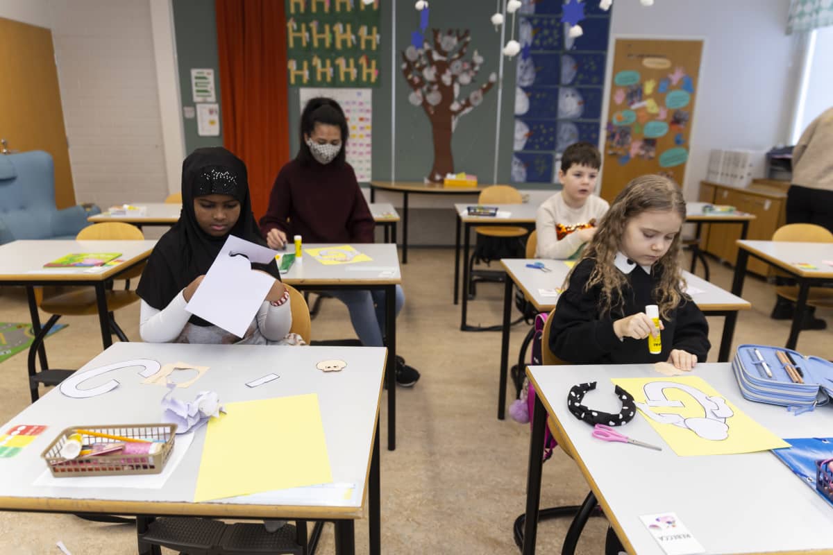 Noppakao Fedorova askartelee 1 D -luokan kanssa. Edessä istuvat Faisa Mahamud Abdullahi ja Rebecca Kõrts. Takana on Maksim Ressaar.