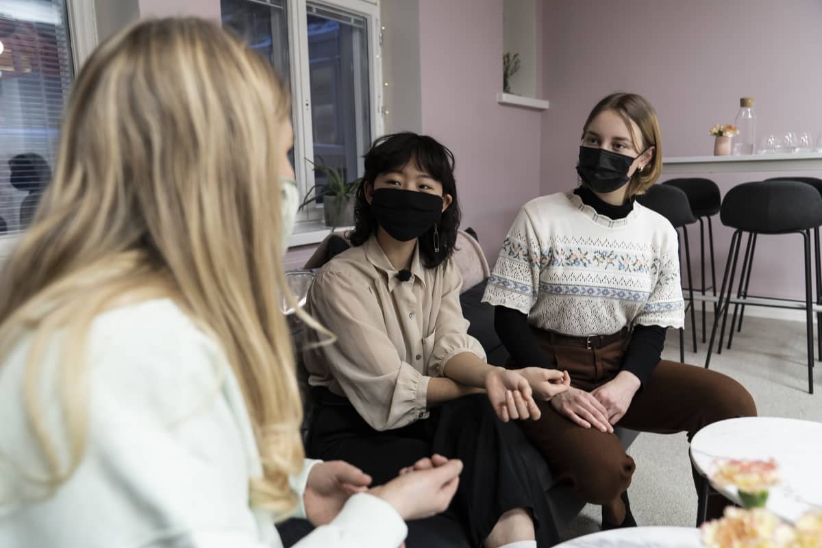 Kesätyöhakijat Kaisla Ovaska ja Veera huppunen kuuntelevat rekrytoija Annastiina Penttilän työnhakuneuvoja.