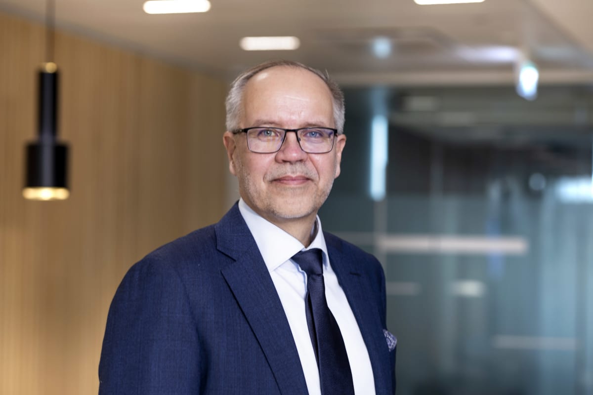 Krook seisoo SOK:n pääkonttorin aulassa.