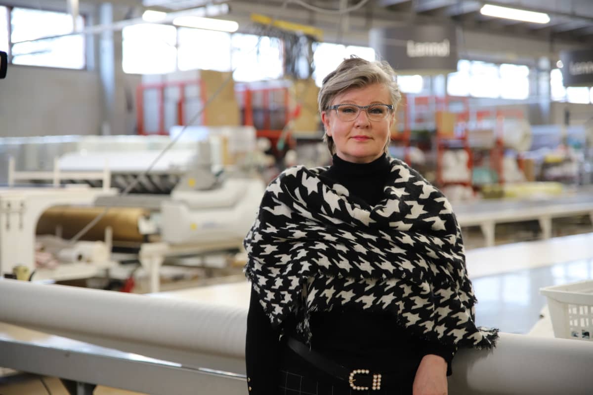 Lennol Oy:n toimitusjohtaja Pirjo Pystykoski-Sopanen seisoo Lennolin tehtaalla Jalasjärvellä.