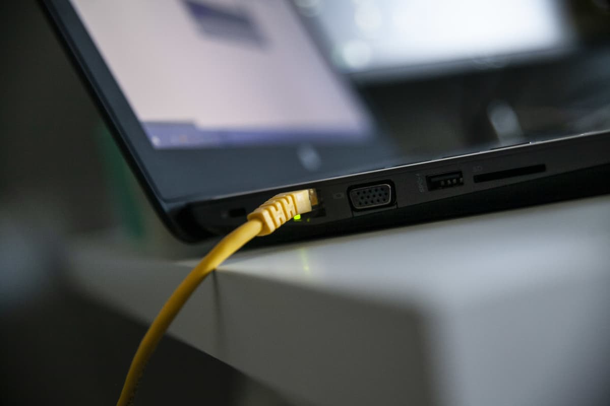 tietokoneeseen laitettu Cat5 verkkopiuha