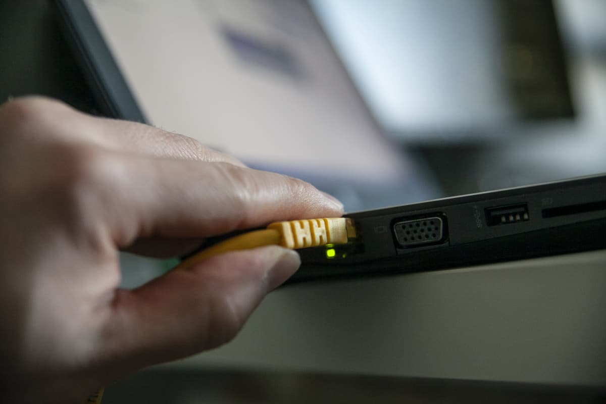 tietokoneeseen laitettu Cat5 verkkopiuha