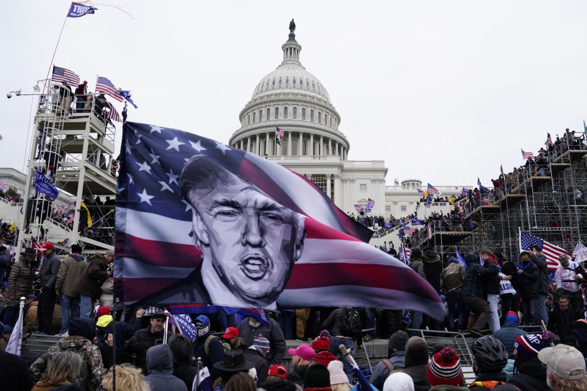 Trumpin tukijoita kongressitalolla 6. tammikuuta.