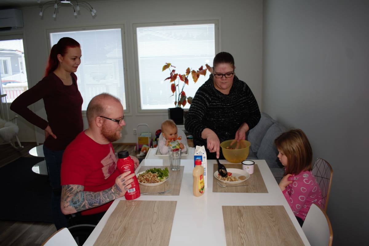 Neliraajahalvaantuneen Petri Hörkön apuna on avustaja Sanna-Kaisa Helmi.