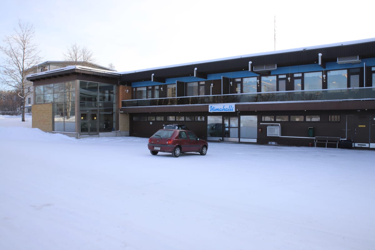 Padasjoen uimahallirakennus ulkoa päin kuvattuna, talvi