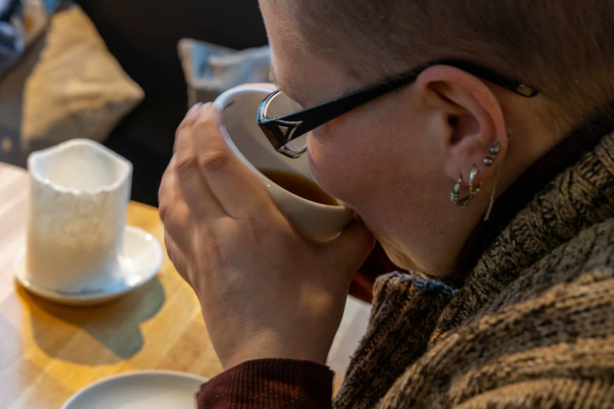 Essentiaalisesta vapinasta kärsivä Maarit Matjussi kahvilassa
