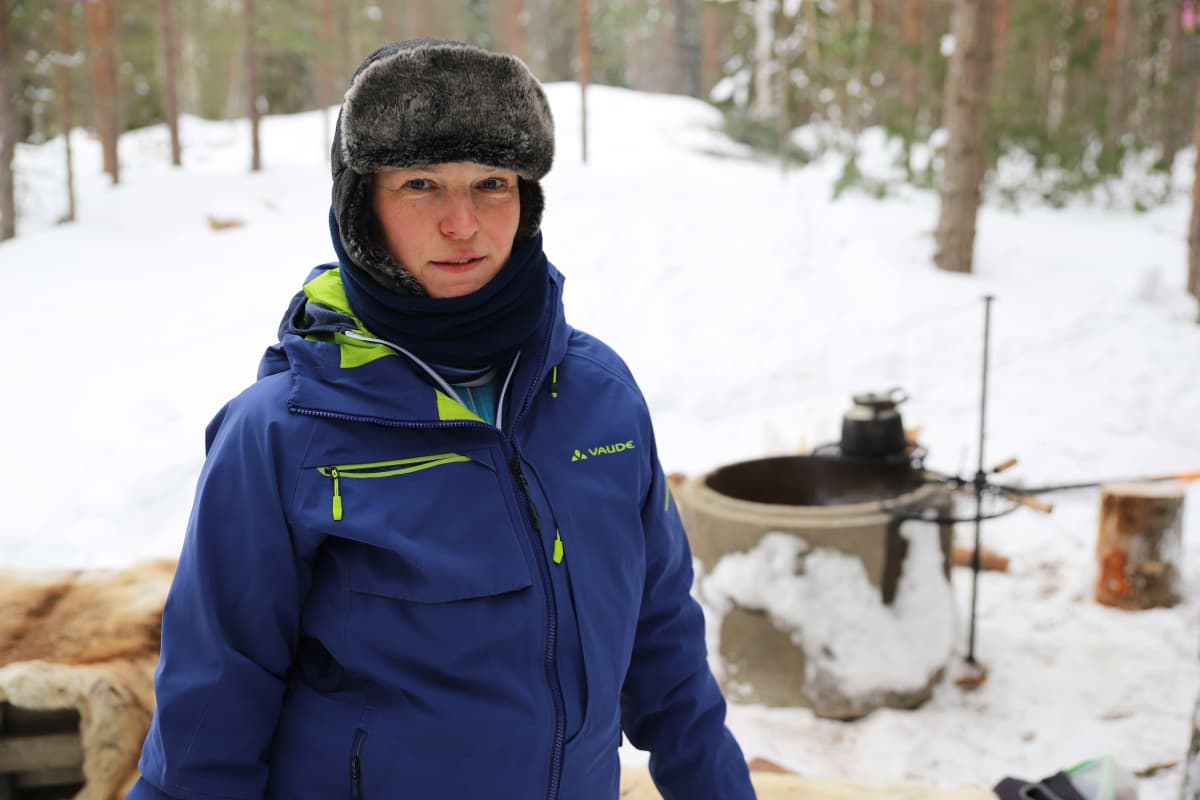 Kiviharjun koirahoitolan yrittäjä Mari Nenonen Kotkan Hurukselassa.