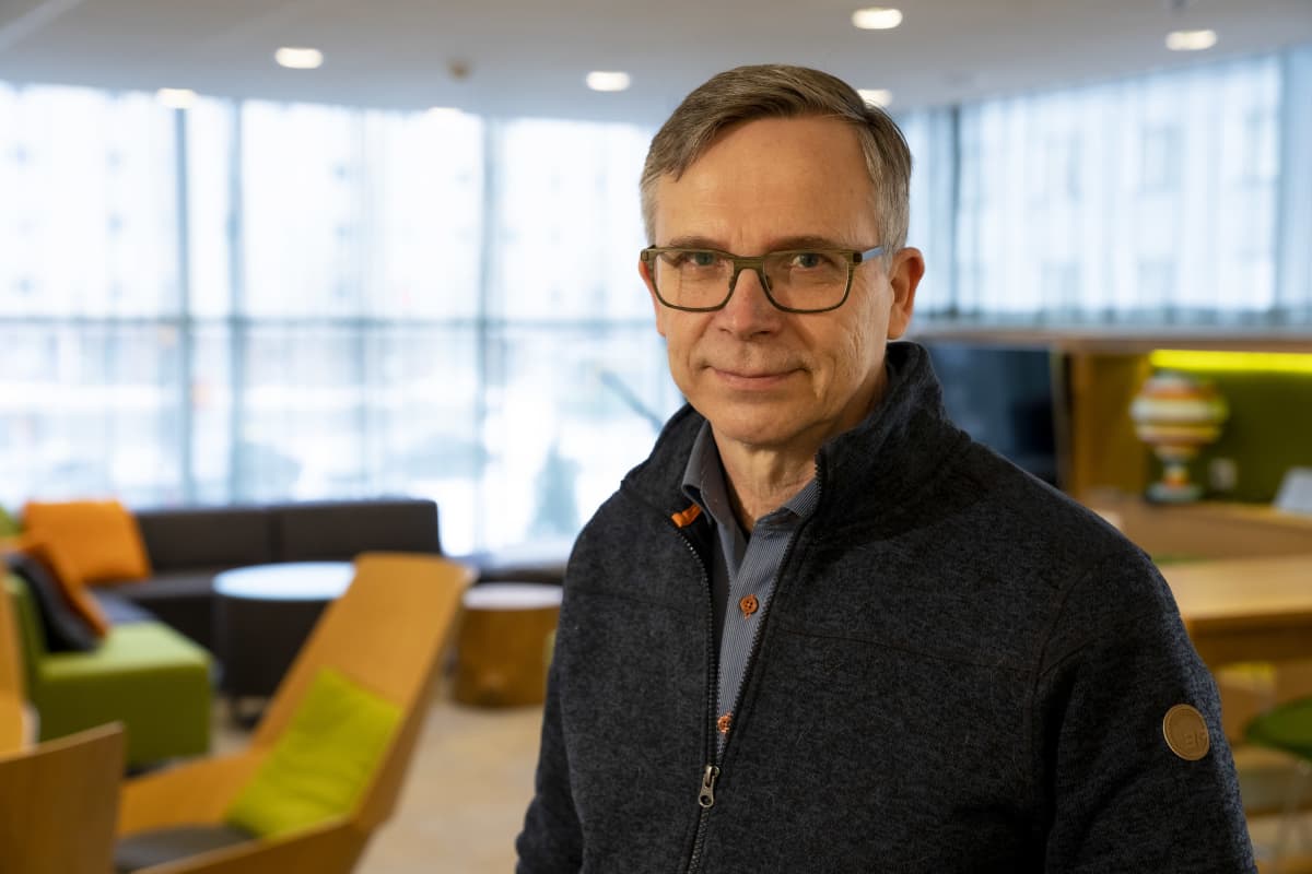 Tutkimusprofessori Mikko Härmä Työterveyslaitokselta Scandic Meilahti -hotellin aulassa.