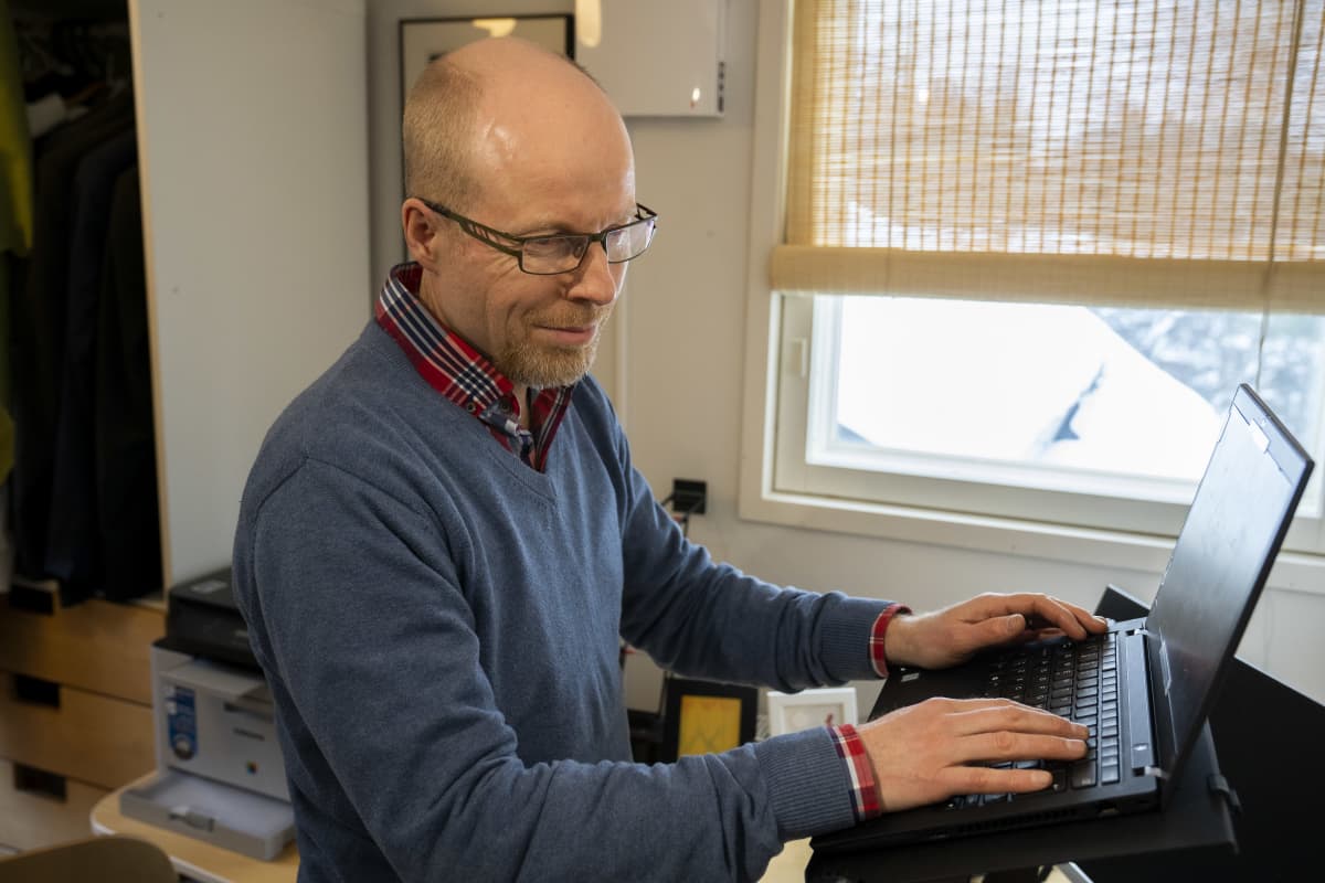 Samuli Kenttämies työskentelee kotonaan tietokoneen äärellä.