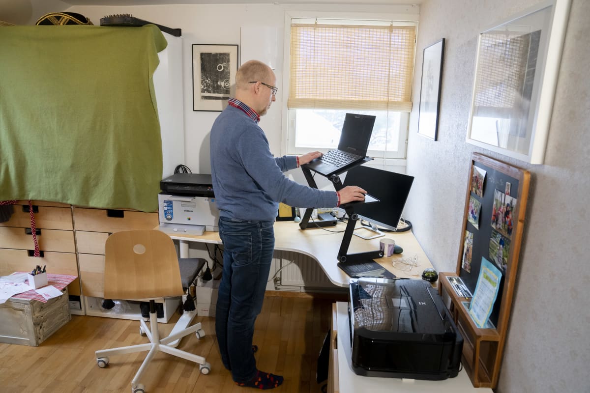 Samuli Kenttämies tietokoneen ääressä kotonaan Espoon Laaksolahdessa.