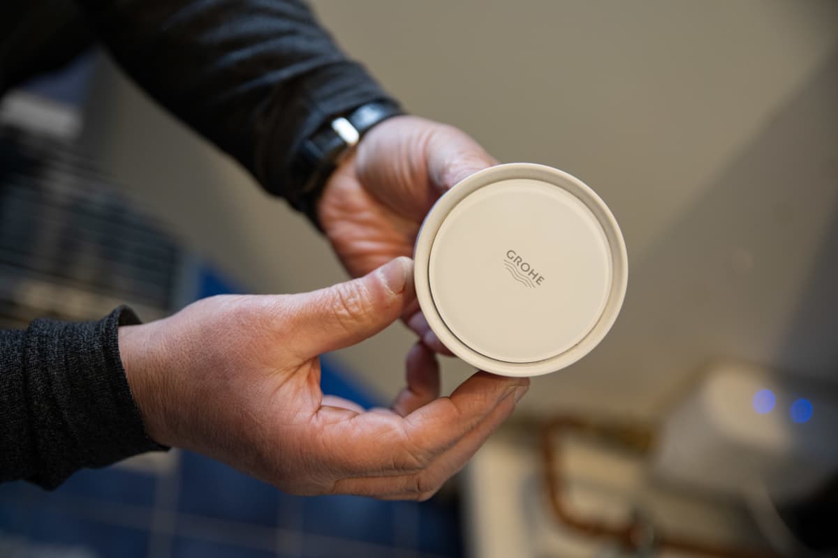 Grohe merkkinen vuotovahti kodinhoitohuoneen kaapissa.