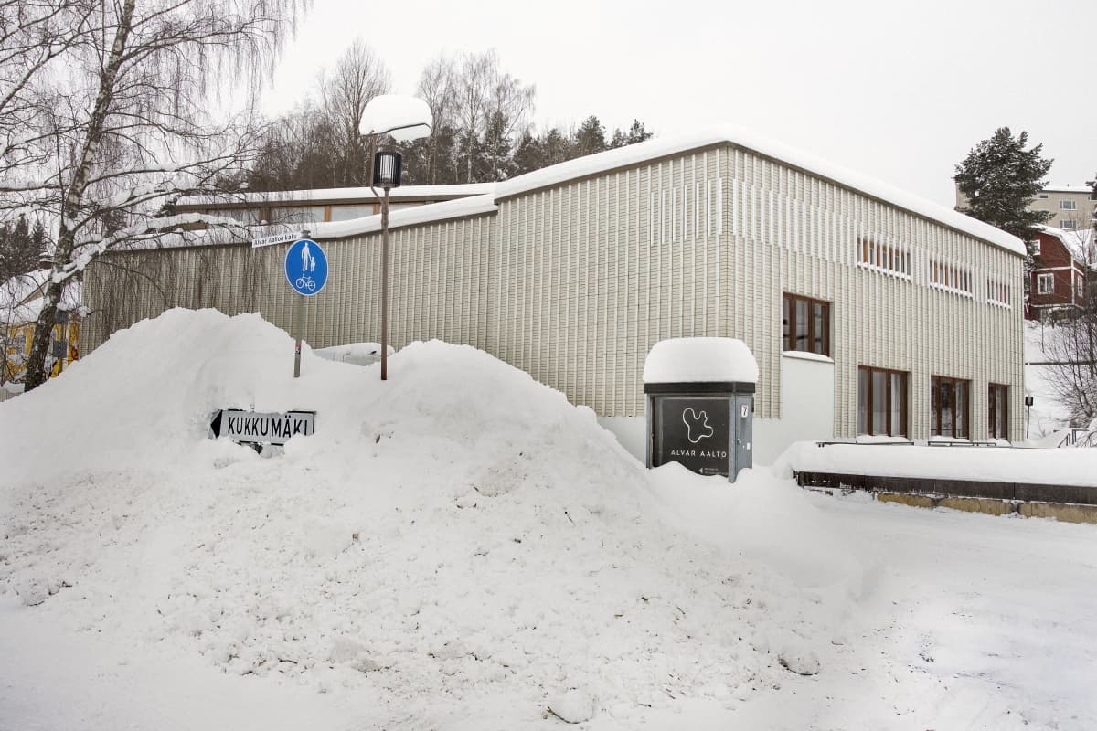 Alvar Aalto -museo aurattujen lumivallien takana.