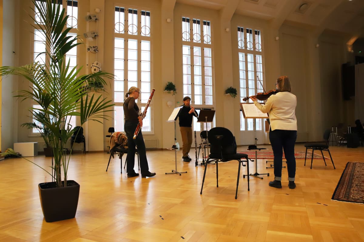 Kymi Sinfoniettan Maija Andersen, Karita Siljander ja Timo Karjalainen orkesterivierailun harjoituksissa Kotkan Konserttitalolla.