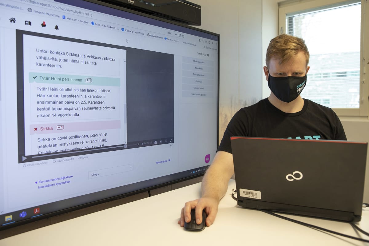 Itä-Suomen yliopiston jatkuvan oppimisen suunnittelija Ville Valkonen tutkii koronakoulutusmateriaalia.