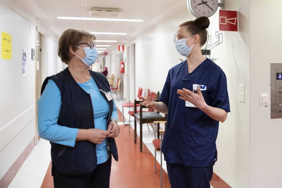 Siilinjärven terveyskeskuksen terveydenhoitajat Päivi Räsänen ja Marjo-Riitta Kurikka.