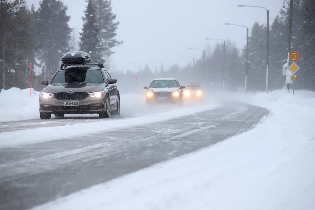 Autoja talvisella kantatiellä 79.