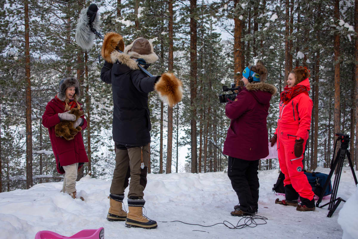 Iloinen Unna Junnán kuvausryhmä