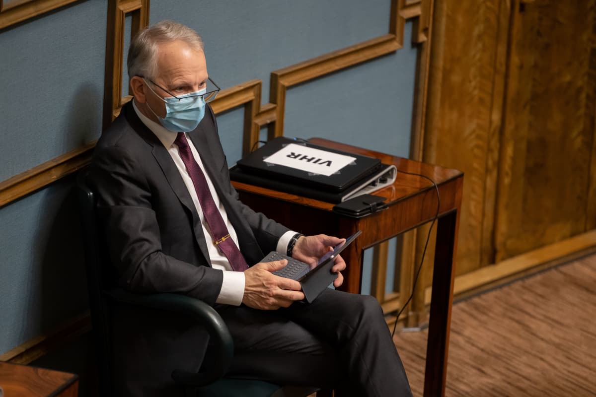 Ministeri Leppä eduskunnan täysistunnossa 24.2.2021