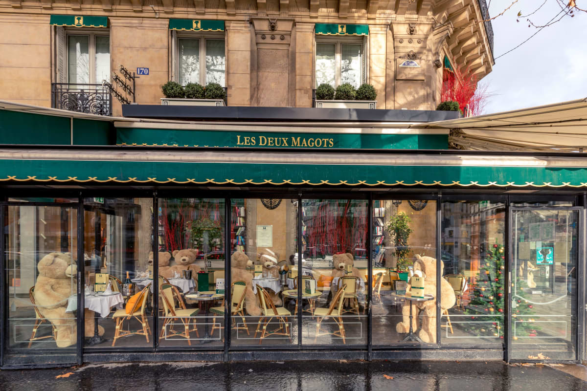 Boulevard Saint-Germain-puistokadulla Pariisissa sijaitseva ravintola on suljettu pandemian takia. Kuvassa näkyvät jättimäiset nallekarhut helpottivat turvavälien noudattamista.